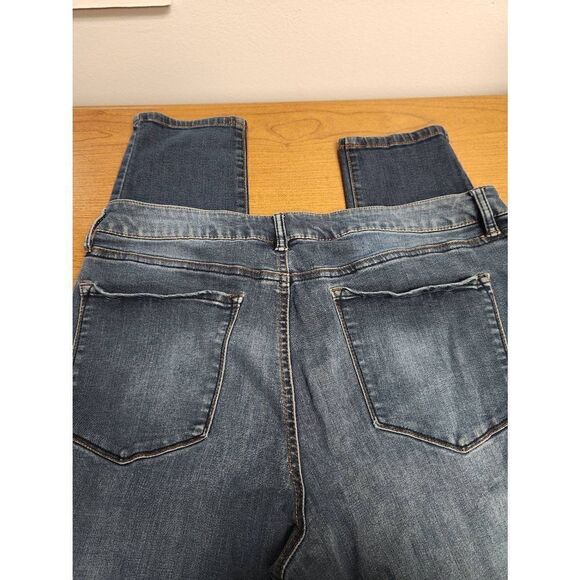 Refuge 16 smil jeans. Measures approx 36 waist 28 inseam and 10 rise - Picture 7 of 7